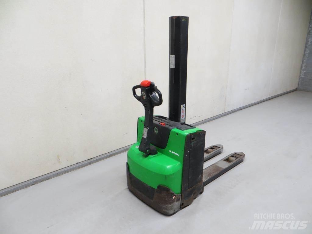 Cesab S208L 自走式堆積機
