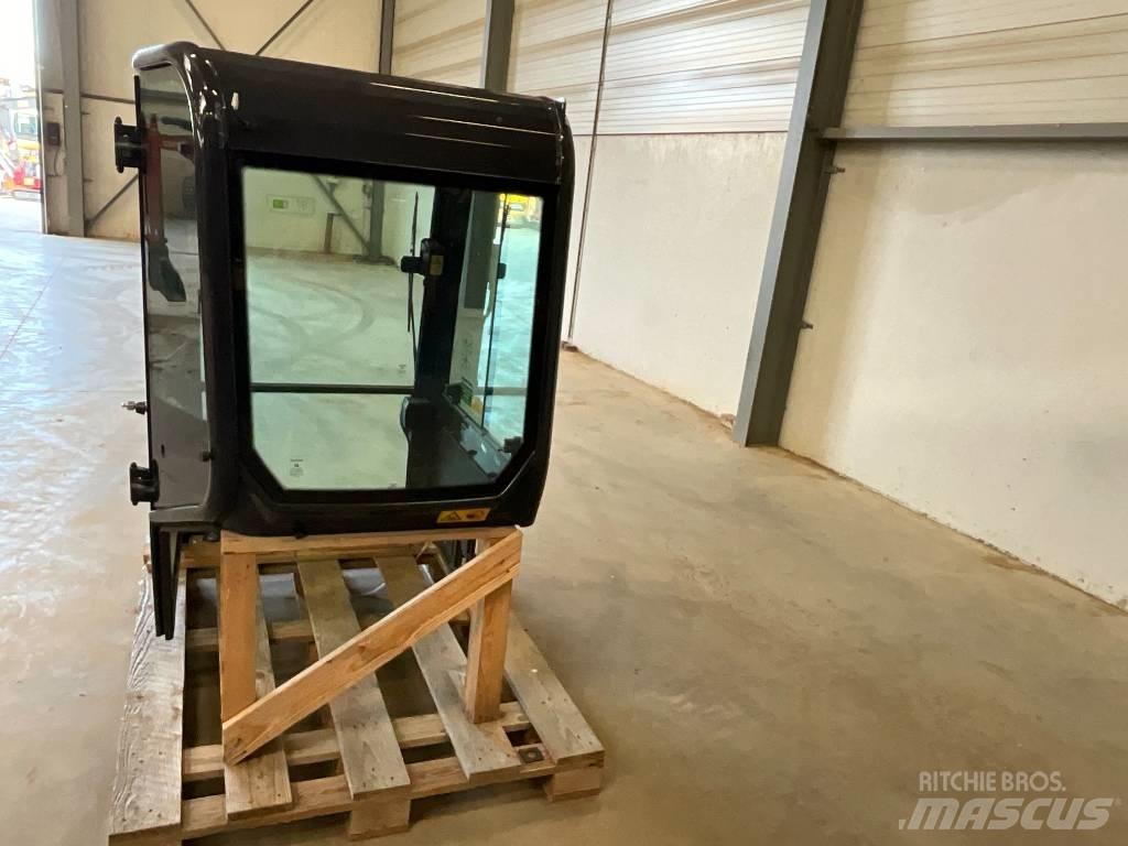 Kubota U 27-4 駕駛室與內部