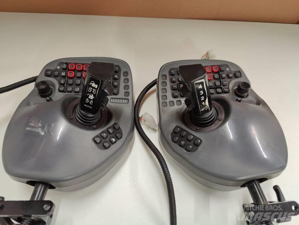 Komatsu Joysticks 電子設備