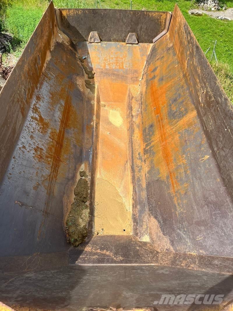 CAT 725 鉸接式起吊車