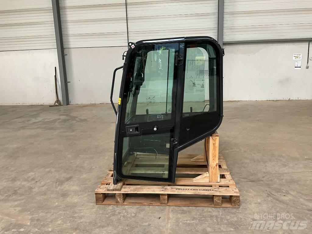 Kubota U 27-4 駕駛室與內部