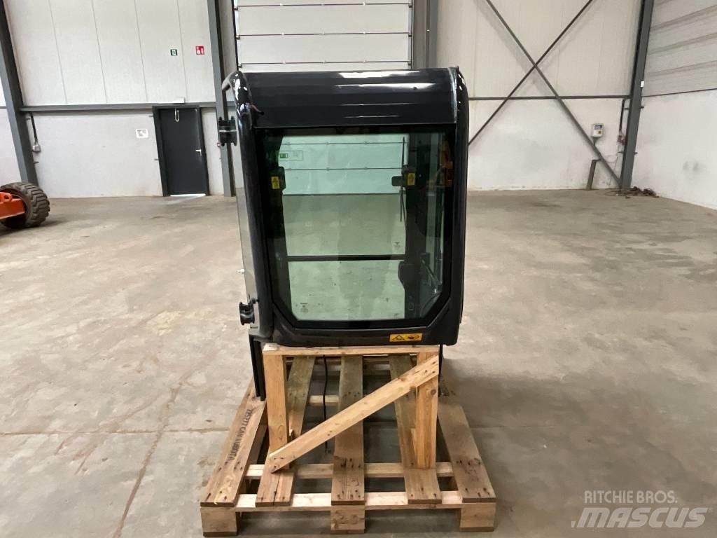 Kubota U 27-4 駕駛室與內部