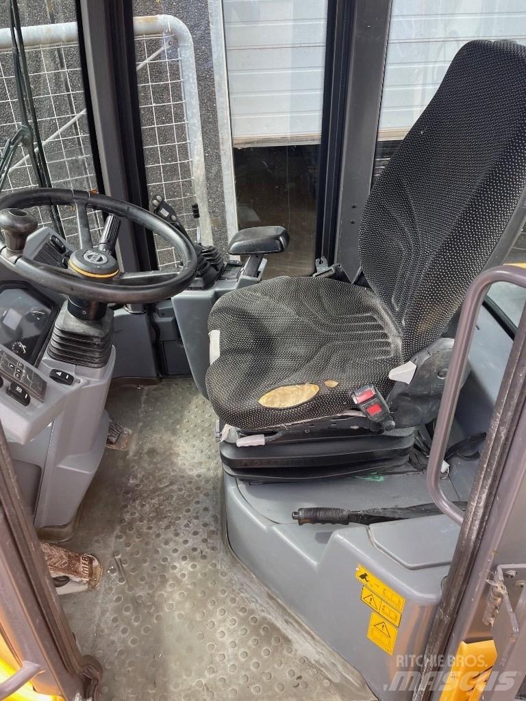 Volvo L30G 小型裝載機