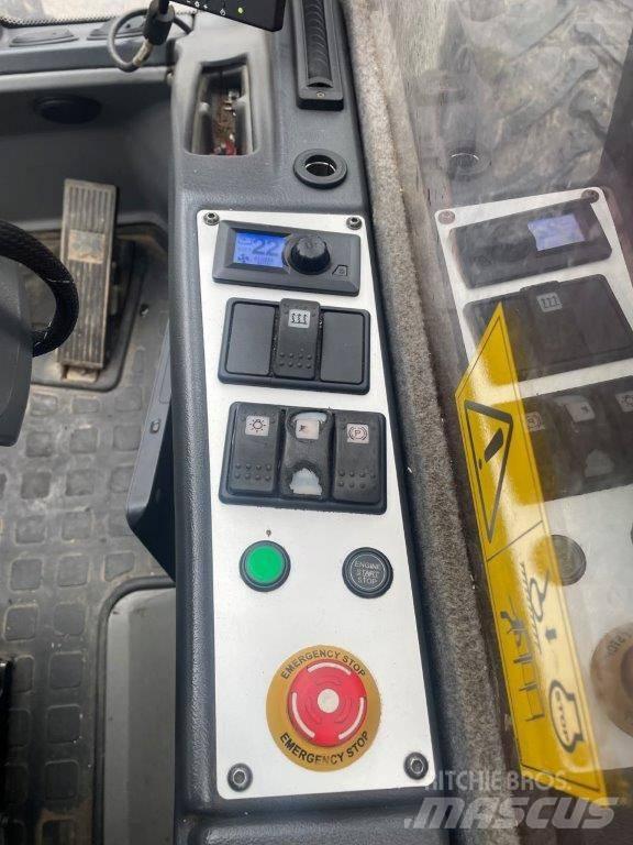 Komatsu 901 XC 收穫機