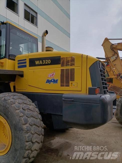Komatsu WA 320 輪胎式裝載機