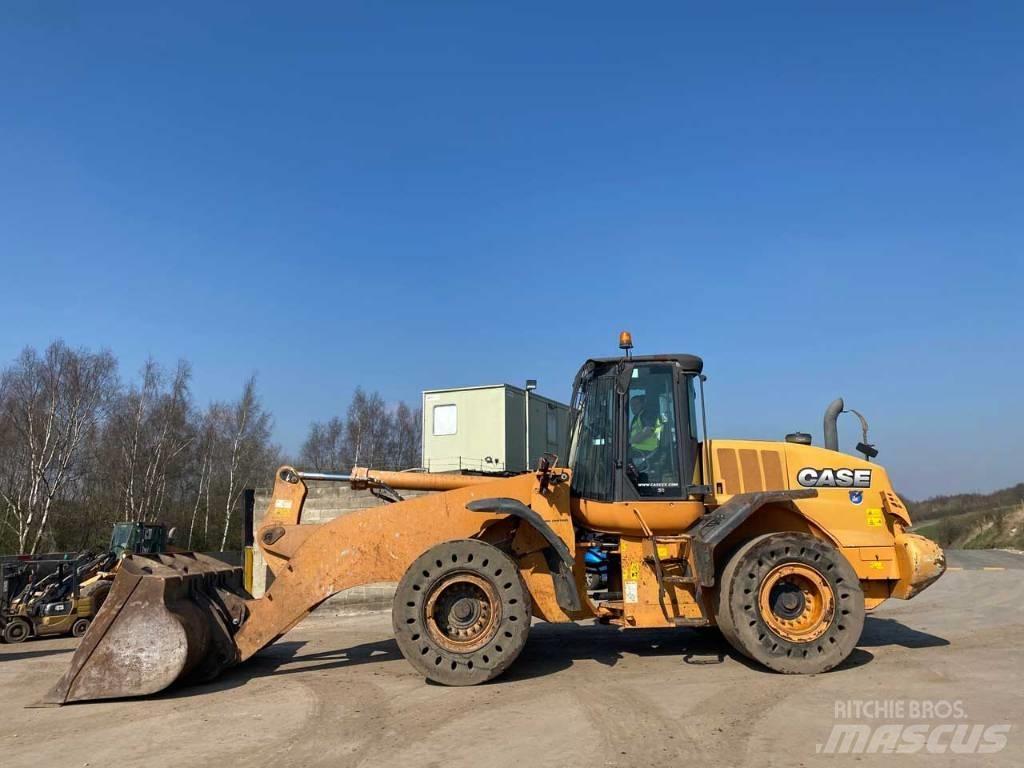 CASE 821 F 輪胎式裝載機