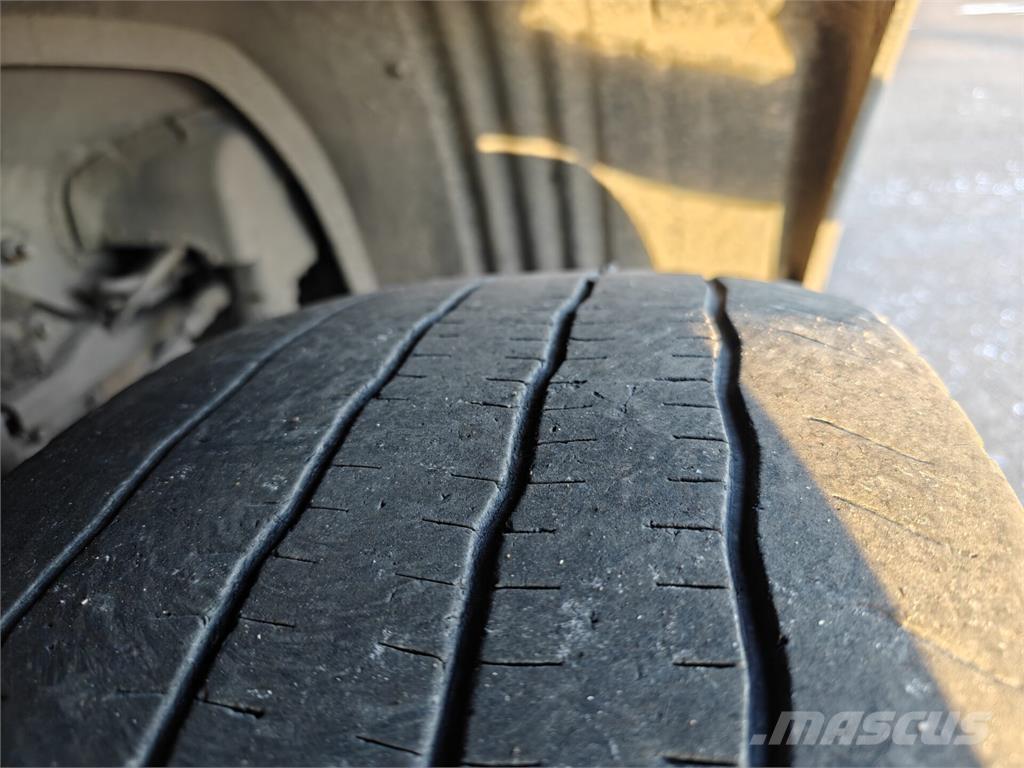 Scania P94 貨箱式卡車