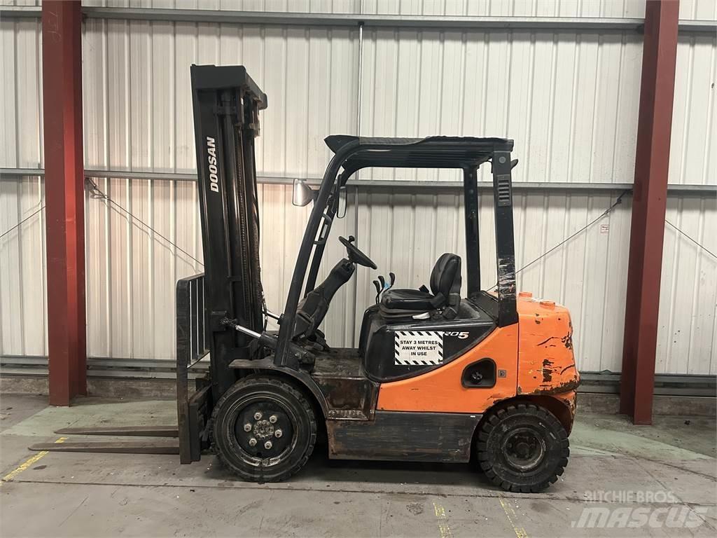 Doosan D25S-5 柴油卡車