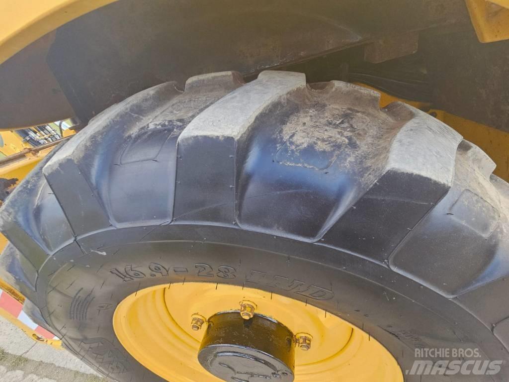 Komatsu WB 93 S-5 反鏟裝載機