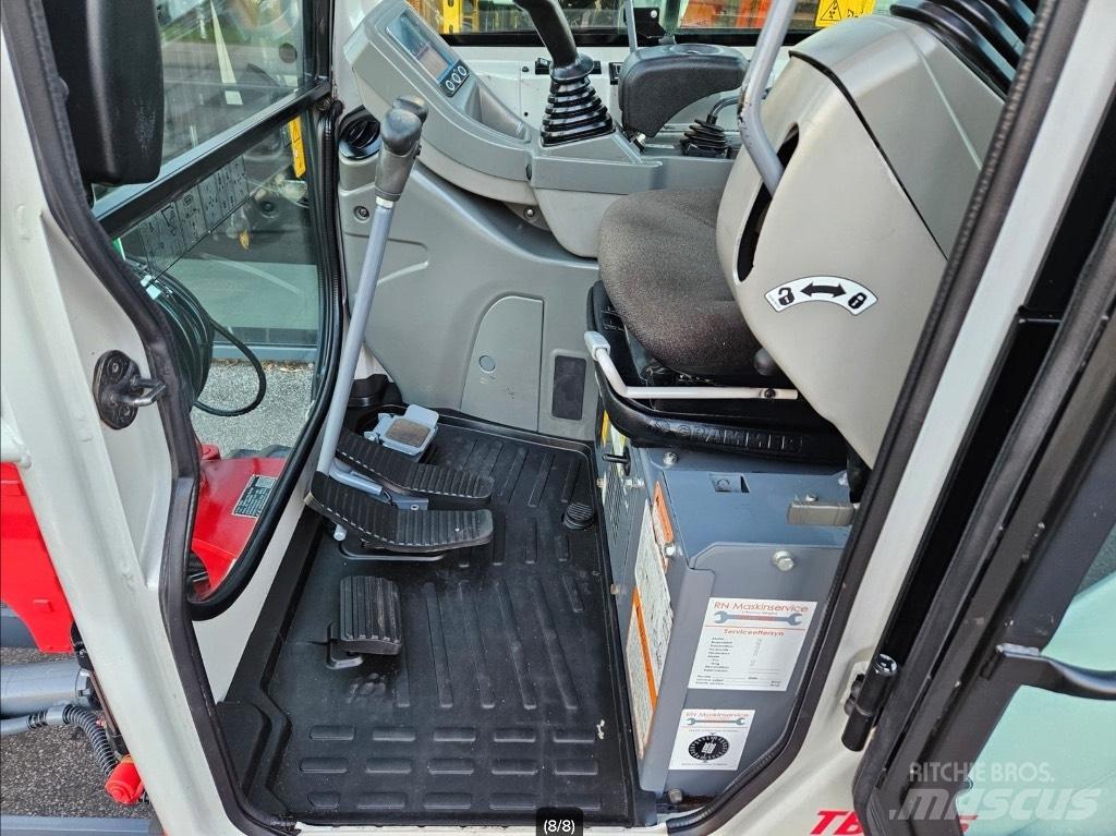 Takeuchi TB 225 小型挖土機/掘鑿機<7t(小型挖掘機)