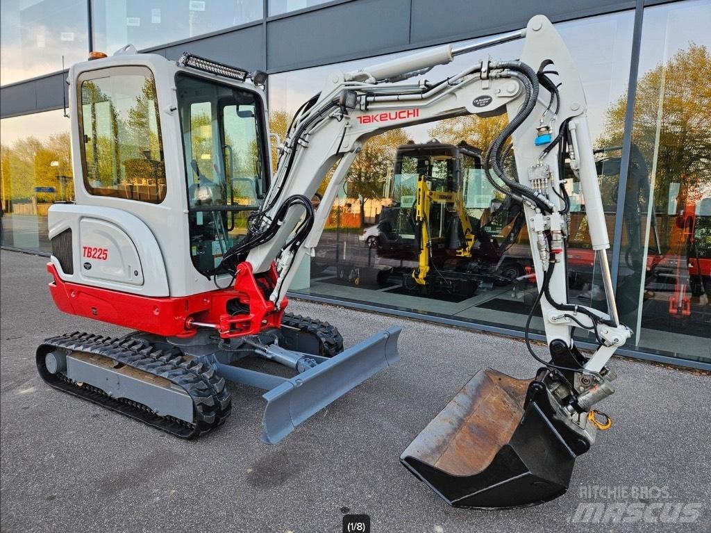 Takeuchi TB 225 小型挖土機/掘鑿機<7t(小型挖掘機)