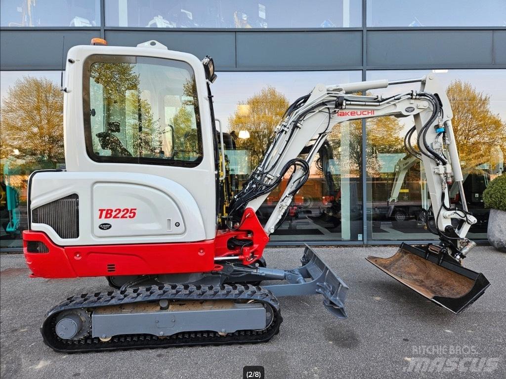 Takeuchi TB 225 小型挖土機/掘鑿機<7t(小型挖掘機)