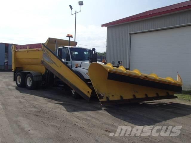 International 7400 刮雪板和犁