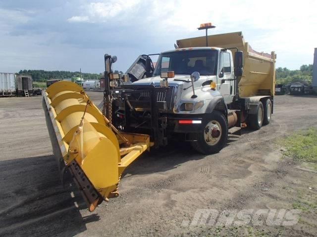 International 7400 刮雪板和犁