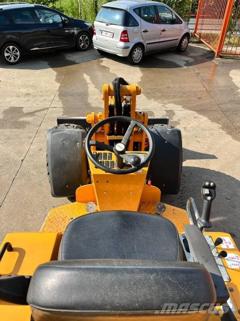 Knikmops KM 250 輪胎式裝載機