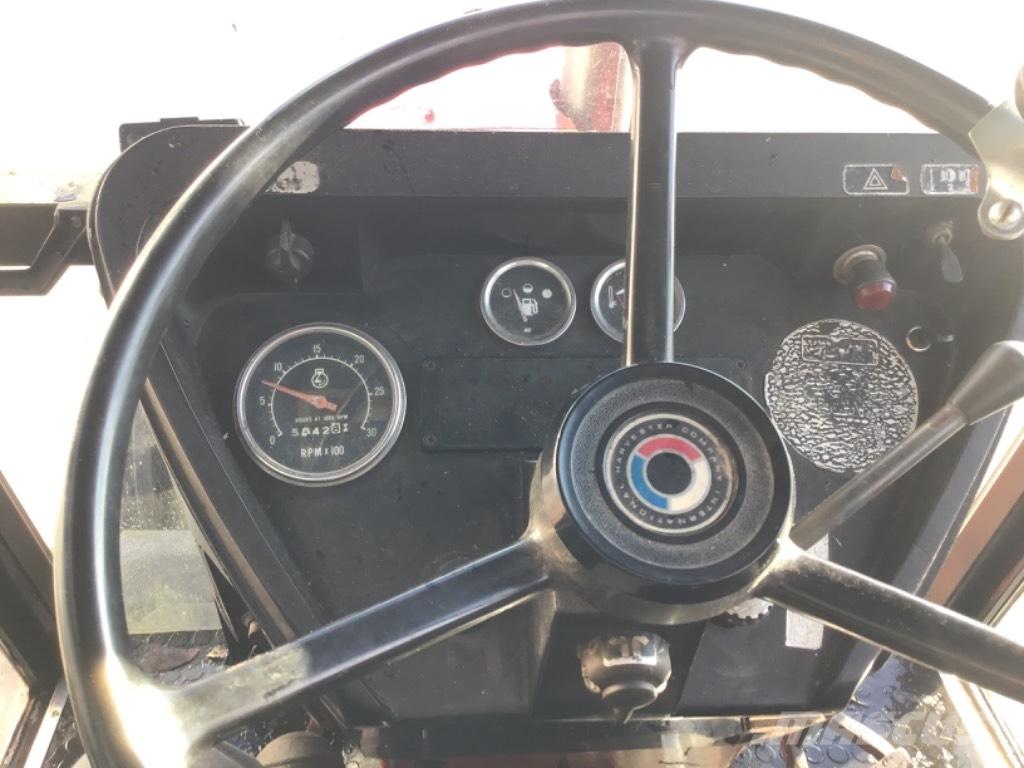 International 684 曳引機