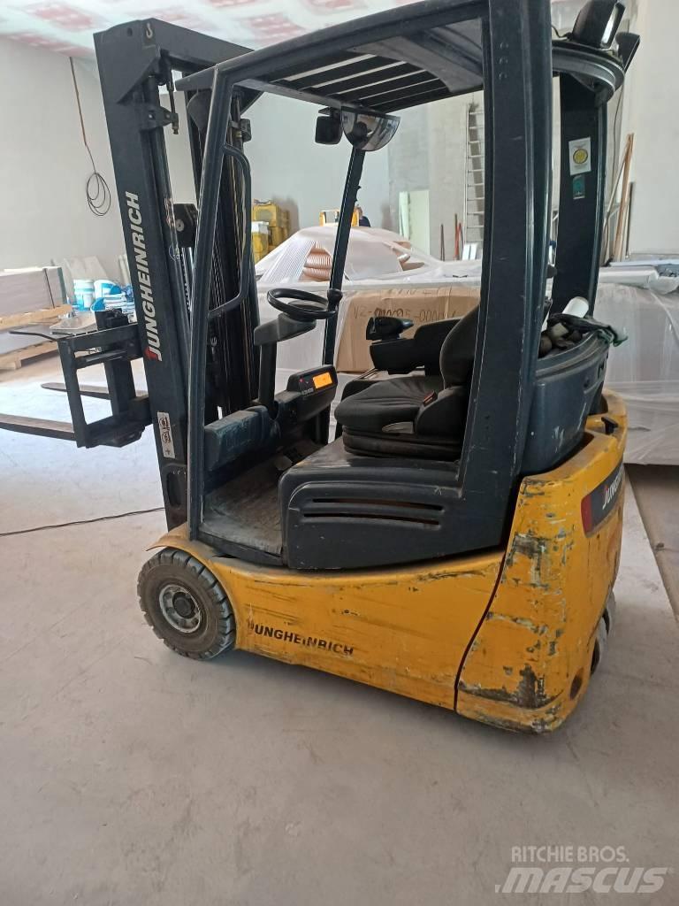 Jungheinrich EFG215 電動堆高機