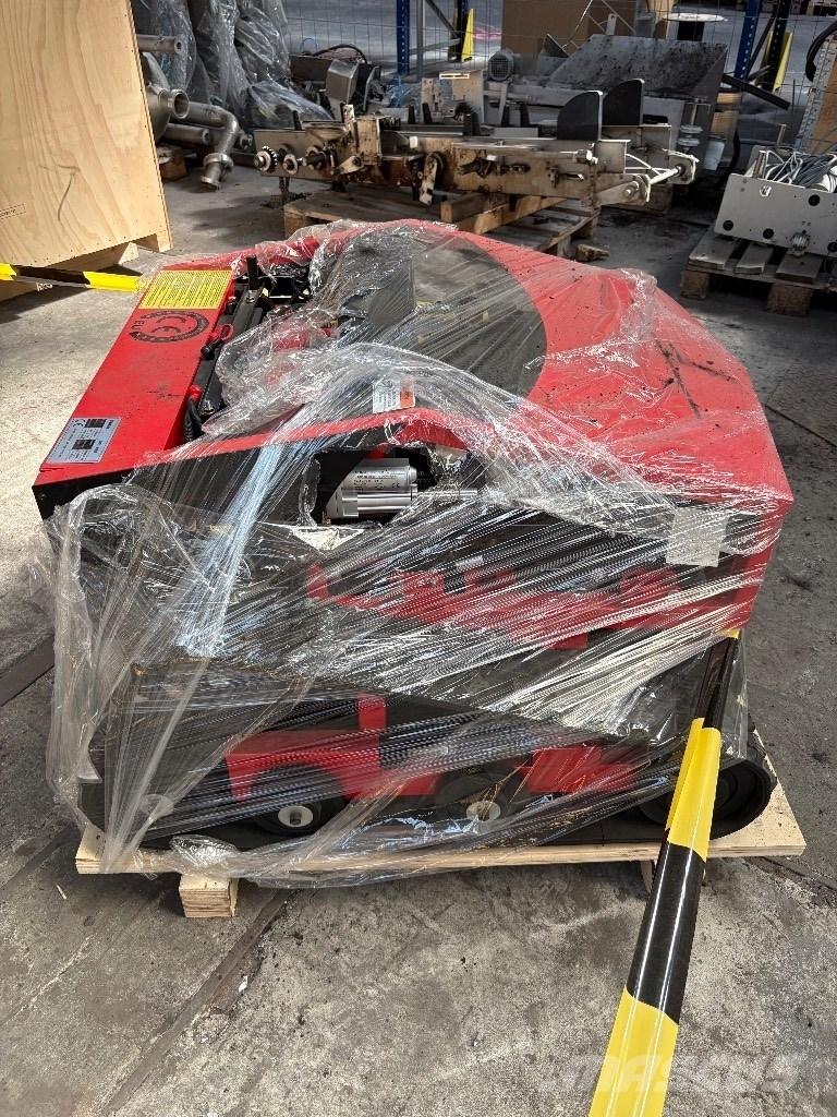 Nicolas HB800 裝載與牽引式割草機