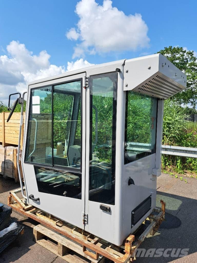 Fuchs D & E Cabin 駕駛室與內部