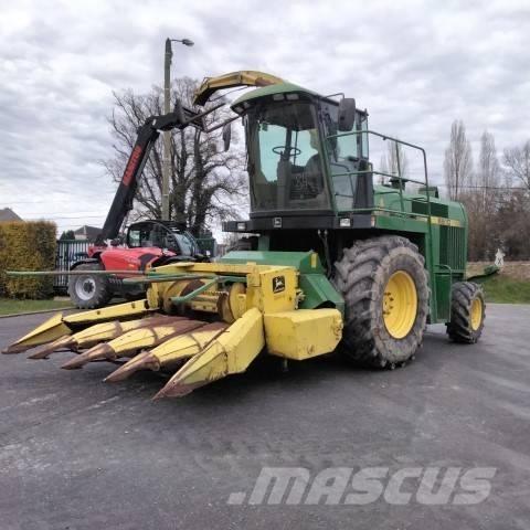 John Deere 6610 自走式飼料採集機