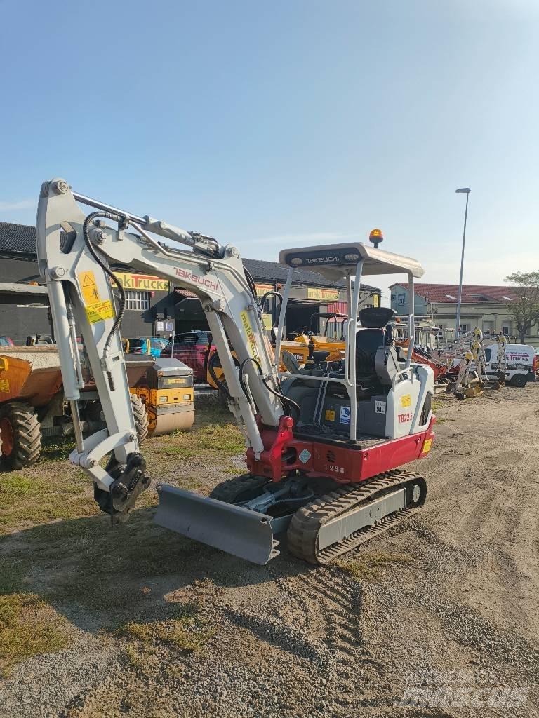 Takeuchi TB 225 小型挖土機/掘鑿機<7t(小型挖掘機)