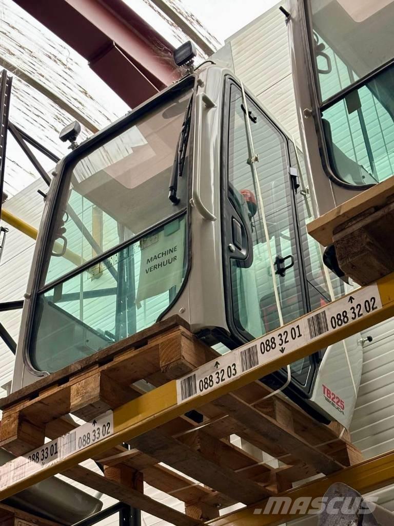 Takeuchi TB 225 小型挖土機/掘鑿機<7t(小型挖掘機)