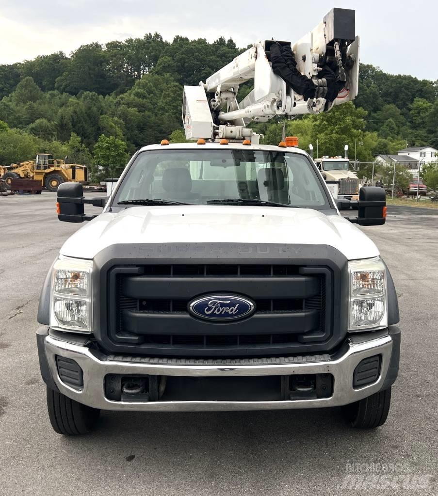 Ford F 550 卡車裝載高空作業車
