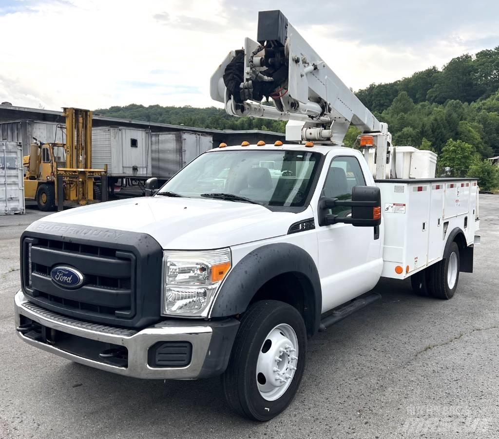 Ford F 550 卡車裝載高空作業車