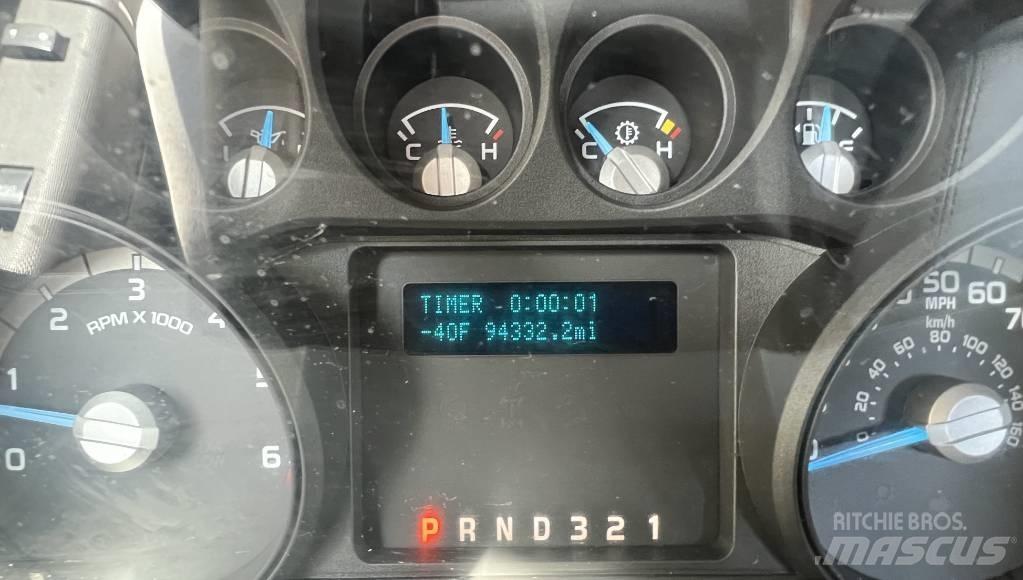 Ford F 550 卡車裝載高空作業車
