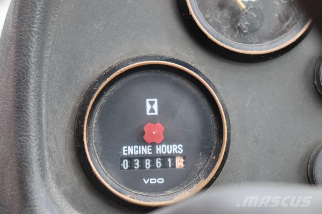 Manitou MT 732 伸縮臂操作車