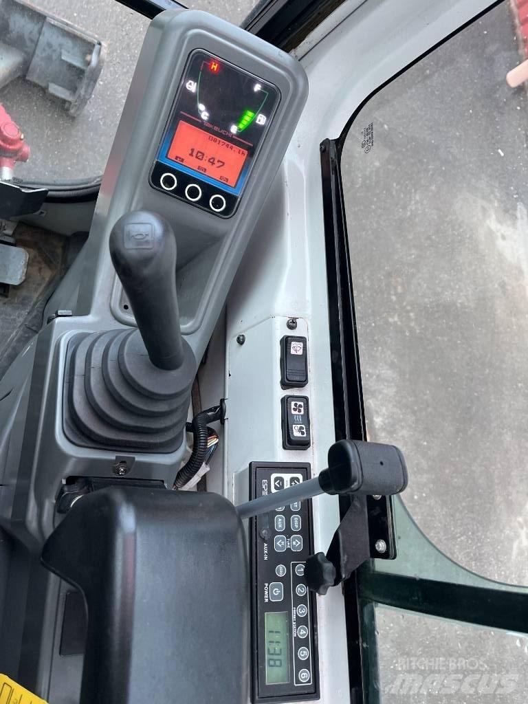 Takeuchi TB 216 小型挖土機/掘鑿機<7t(小型挖掘機)