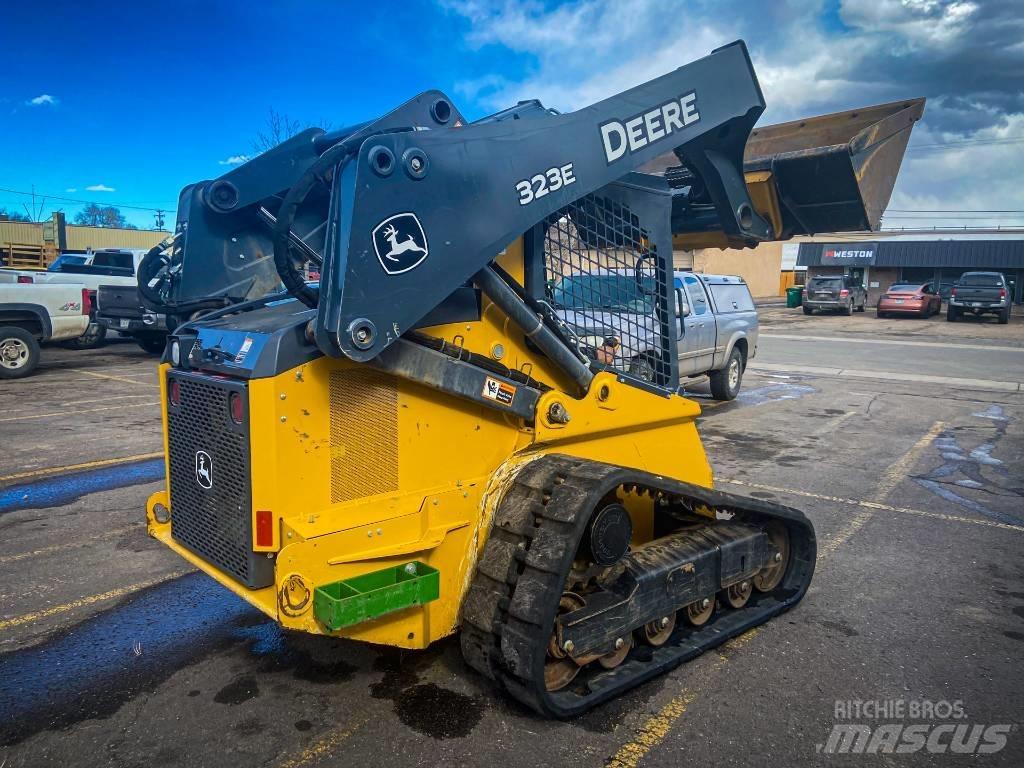 John Deere 323 E 滑移轉向裝載機
