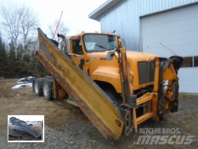 International 5500 i 刮雪板和犁
