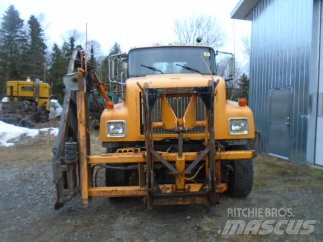 International 5500 i 刮雪板和犁