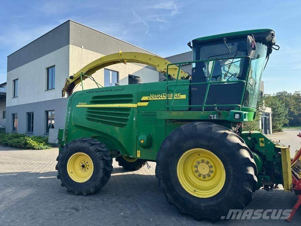 John Deere 7300 自走式飼料採集機