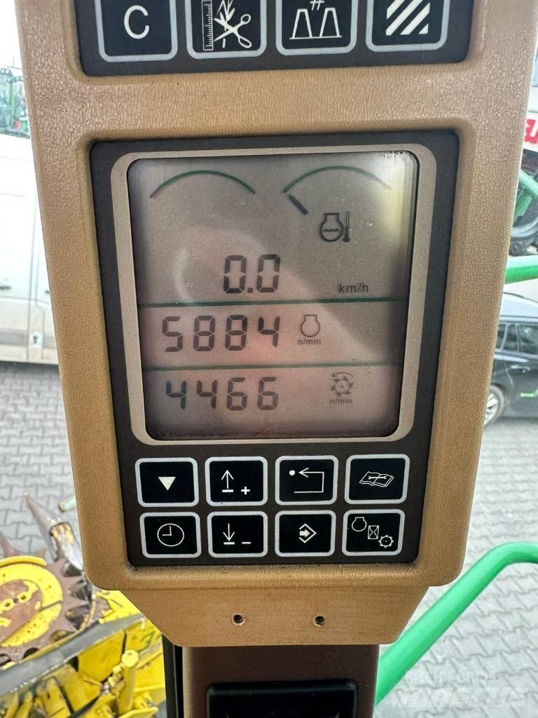 John Deere 7300 自走式飼料採集機