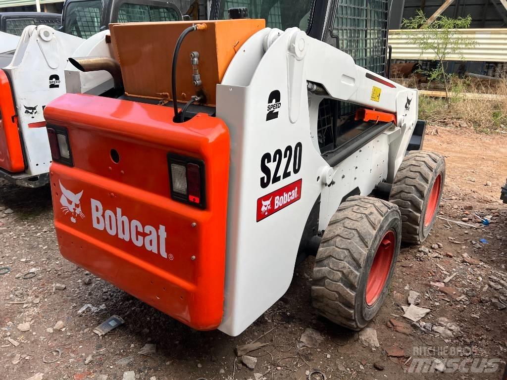 Bobcat S220 滑移轉向裝載機