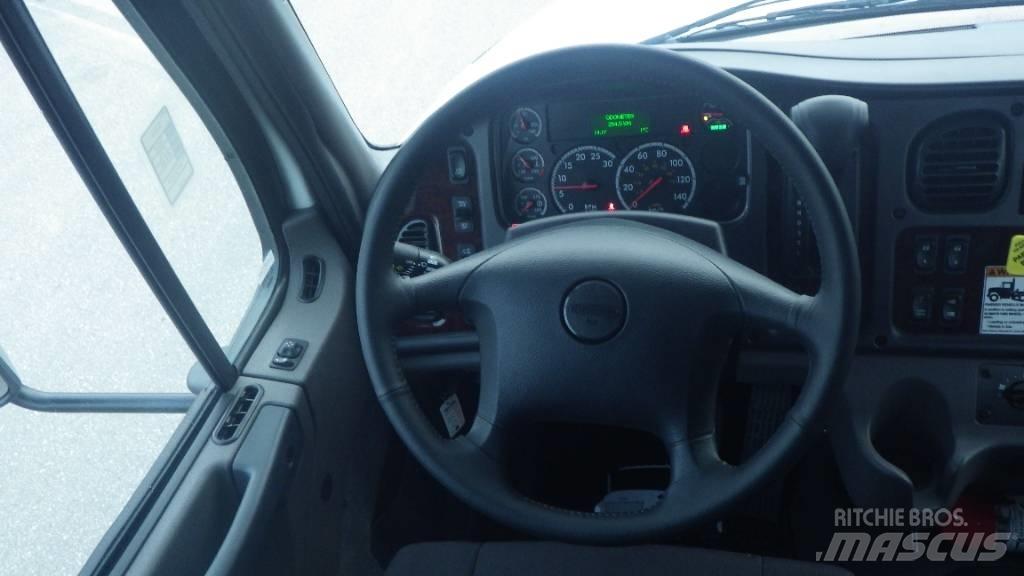 Freightliner M2 106 商用底盤車