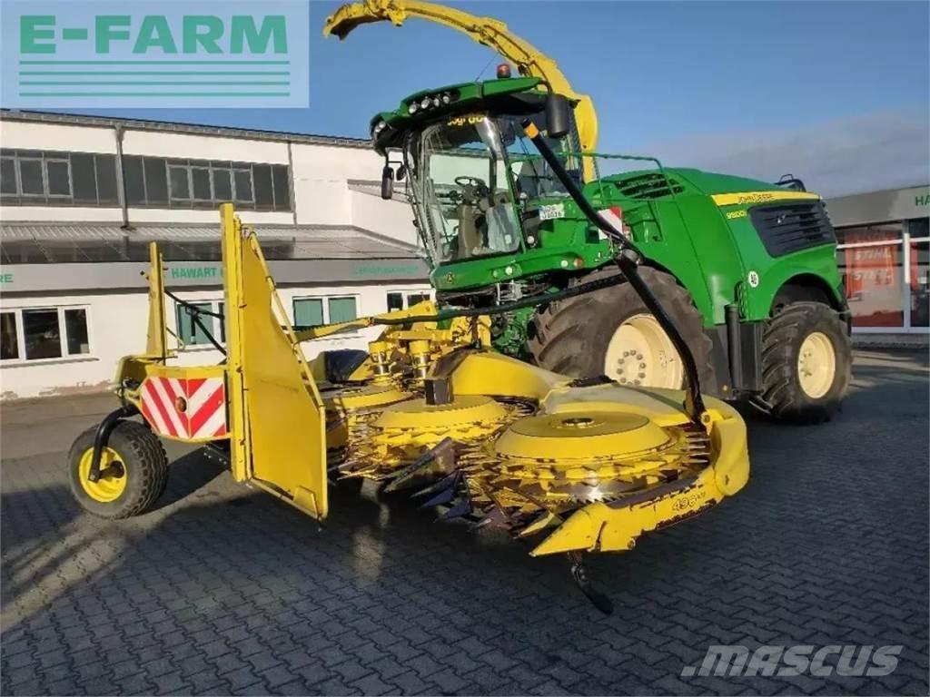 John Deere 9800 自走式飼料採集機
