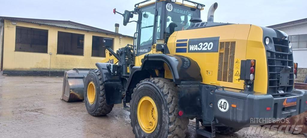 Komatsu WA 320 輪胎式裝載機