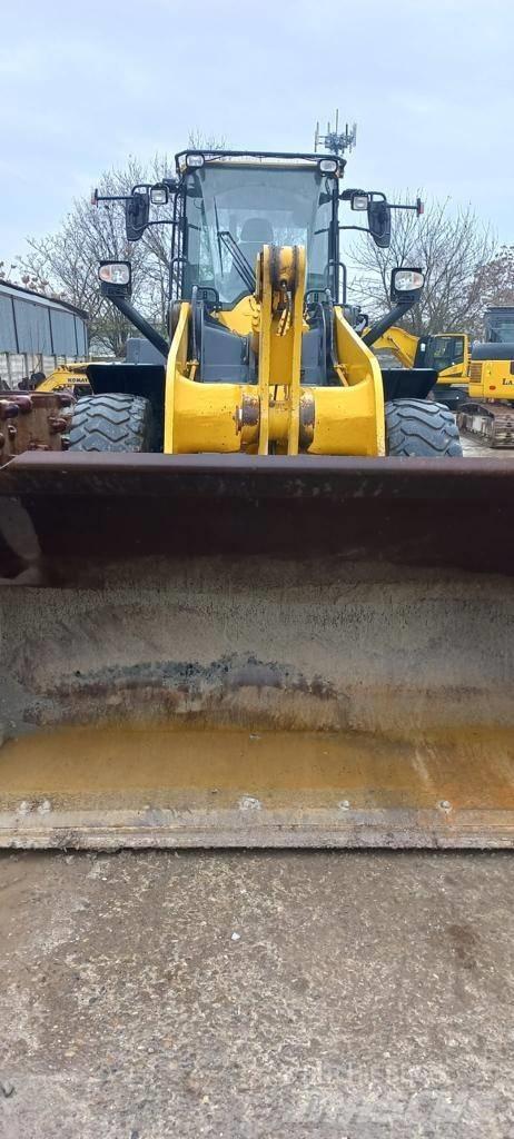 Komatsu WA 320 輪胎式裝載機