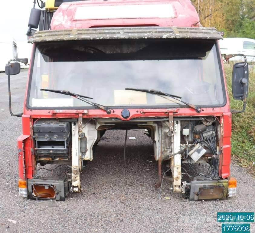 Scania P 82 M 駕駛室與內部