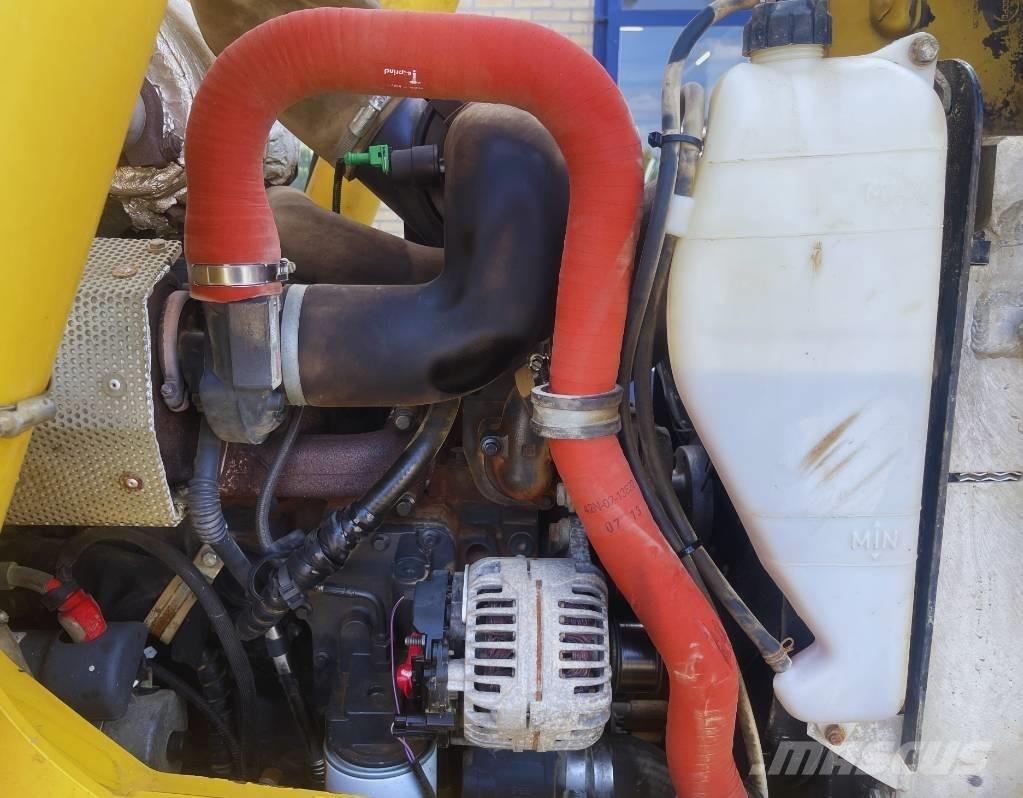 Komatsu WB 93 R-5 反鏟裝載機