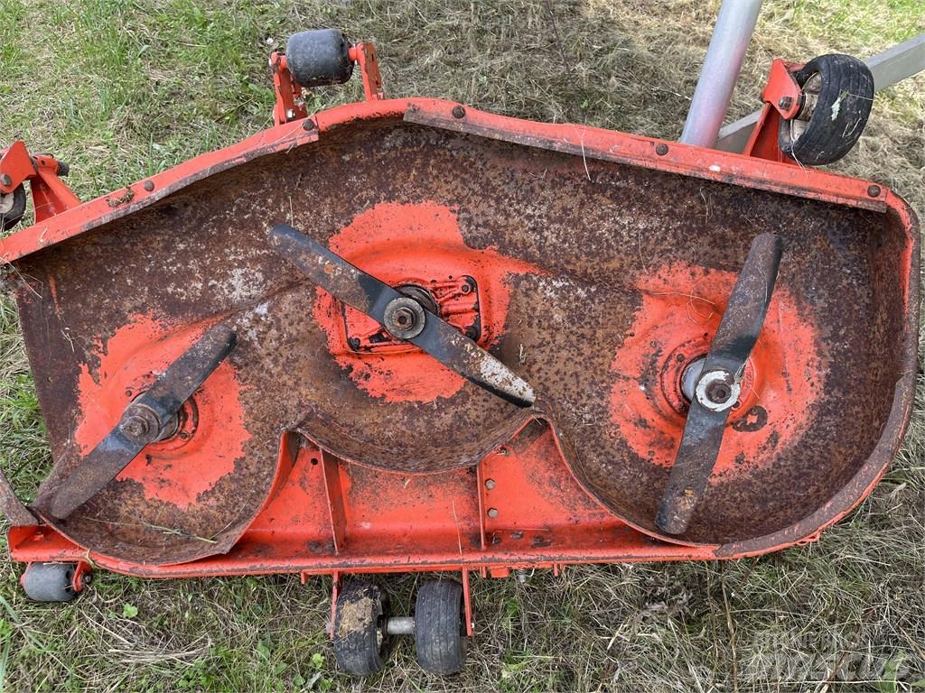 Kubota RCK 60-35 ST 裝載與牽引式割草機
