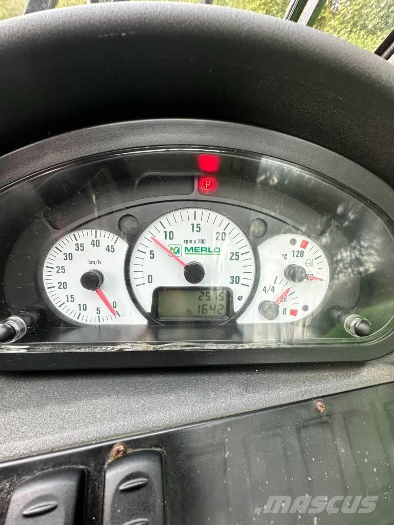 Merlo P 25.6 伸縮臂操作車