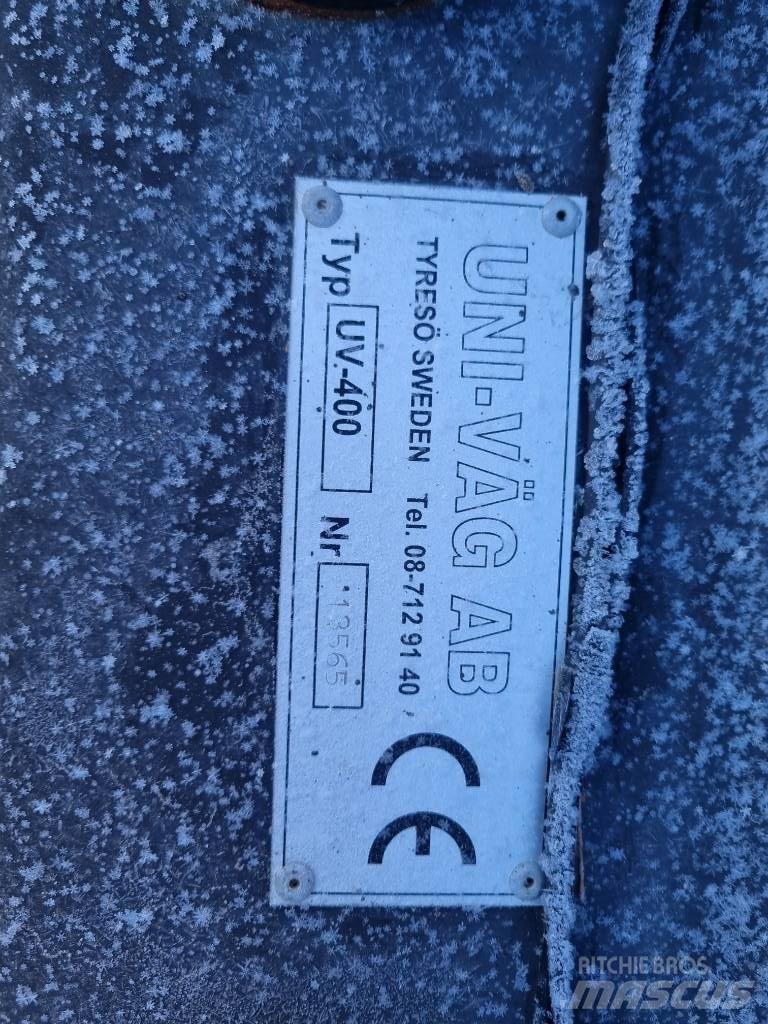 Uni-väg UV-400 鏟雪車
