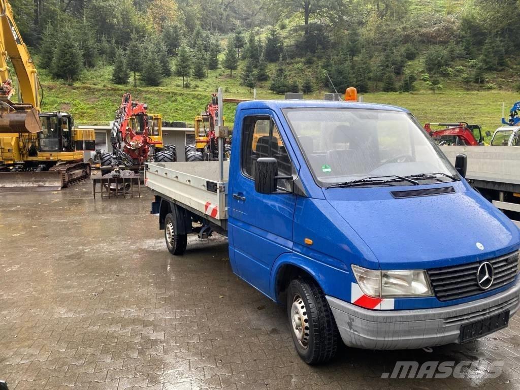 Mercedes-Benz 208 D 平板式/側卸式卡車