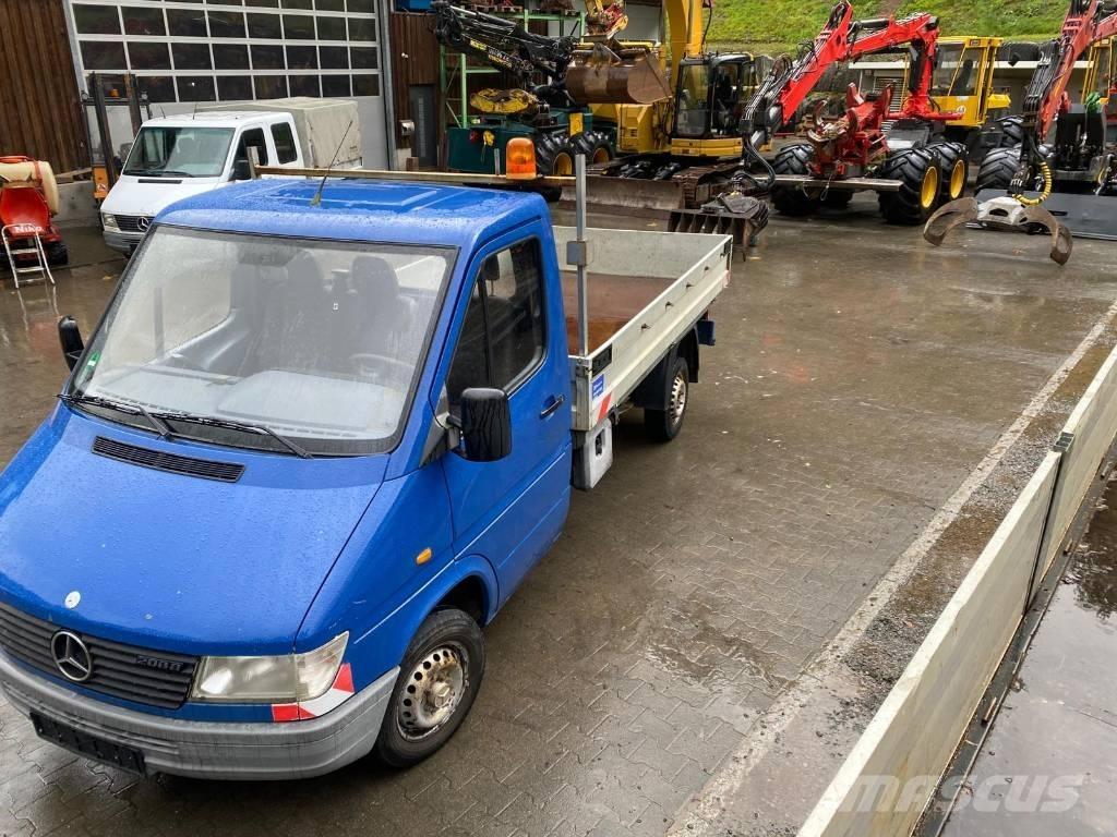 Mercedes-Benz 208 D 平板式/側卸式卡車