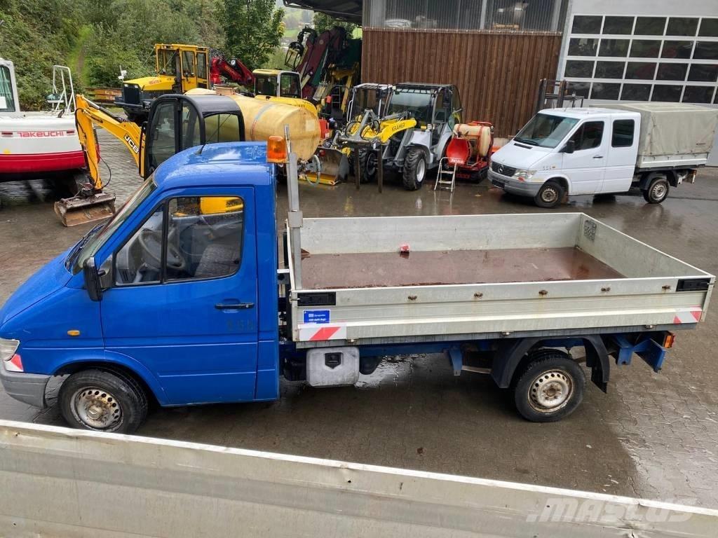 Mercedes-Benz 208 D 平板式/側卸式卡車