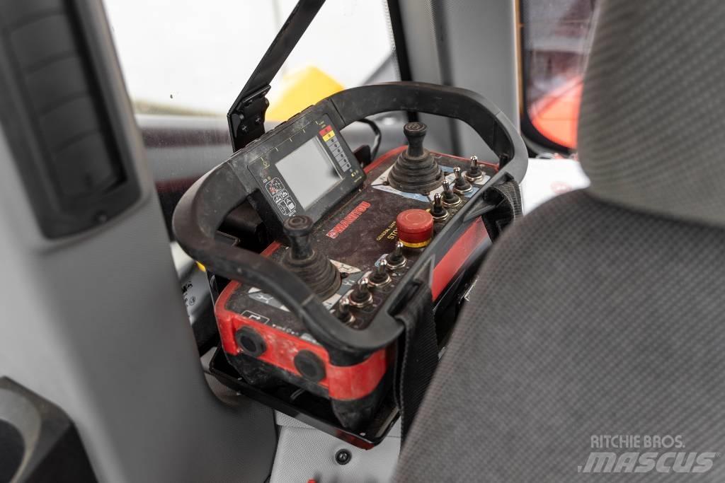 Manitou MRT 2260 伸縮臂操作車